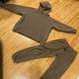 Size XXS tan/brown Essentials Fear of God sweatsuit Great condition Prev. loved